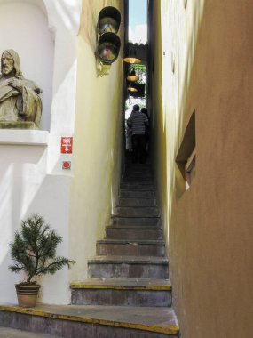 Prag, Çek Cumhuriyeti, 31 Temmuz 2010: Prag 'ın en dar caddesi ve Çek Cumhuriyeti' nin Prag kentinde trafik ışığı altında Vinarna Chertovka