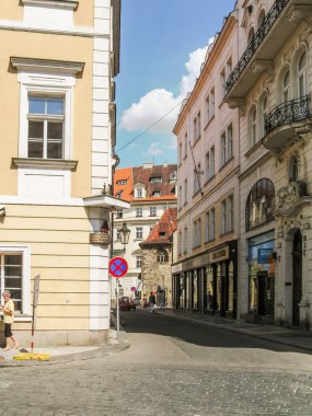 Prag, Çek Cumhuriyeti, 31 Temmuz 2010: Çek Cumhuriyeti 'nin Prag kentindeki eski tarihi bölgede mükemmel korunmuş eski binaların bulunduğu sokak