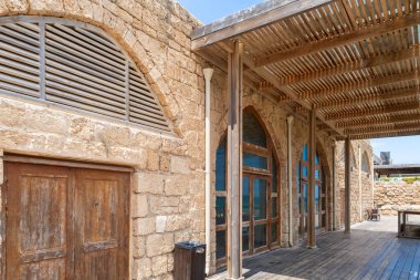 İsrail 'in kuzeyindeki Caesarea kalesinin rıhtımındaki eski liman bölgesinde tarihi taş binalar.
