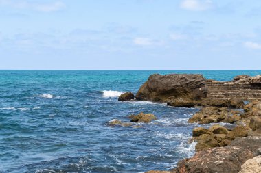 İsrail 'in kuzeyindeki Caesarea kalesinde Akdeniz kıyısındaki kargo limanının taş iskelesinin kalıntıları.