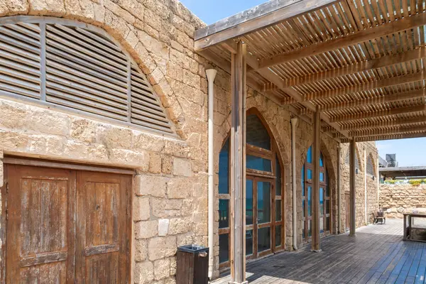 İsrail 'in kuzeyindeki Caesarea kalesinin rıhtımındaki eski liman bölgesinde tarihi taş binalar.