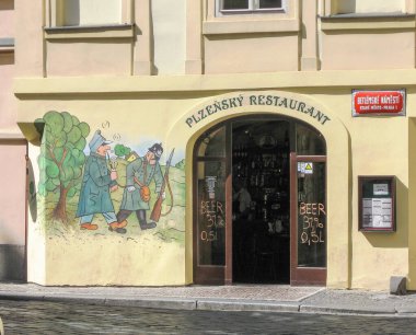 Prag, Çek Cumhuriyeti, 31 Temmuz 2010: Çek Cumhuriyeti 'nin Prag kentinin eski tarihi bölümünde restoranın yakınında Onbaşı ile birlikte iyi asker Schweik' in çizimi