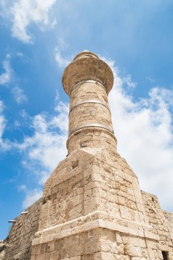 İsrail 'in kuzeyindeki Caesarea kalesinin seddindeki camiden kalma iyi korunmuş taş minare.