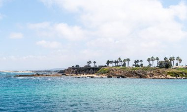 İsrail 'in kuzeyindeki Caesarea kalesinde Akdeniz kıyısındaki antik bir kargo limanındaki taş binaların kalıntıları.