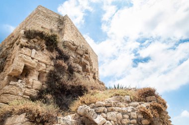 İsrail 'in kuzeyindeki Caesarea kalesinin rıhtımındaki eski liman bölgesinde tarihi taş binalar.