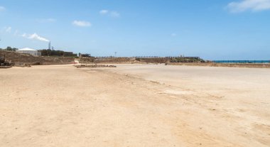 İsrail 'in kuzeyindeki Caesarea kalesinin antik kısmında iyi korunmuş bir hipodromun kalıntıları.