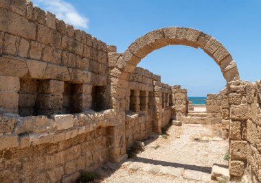 İsrail 'in kuzeyindeki Caesarea kalesinin antik bölümünde iyi korunmuş bir hipodrom.
