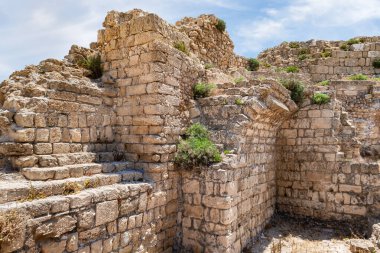 İsrail 'in kuzeyindeki Akdeniz kıyılarında Herod Great tarafından kurulan Caesarea şehrinin iyi korunmuş taş iç avlu duvarları.