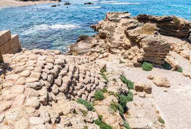 Akdeniz kıyısındaki Kleopatras havuzundan denize erişim, İsrail 'in kuzeyindeki Caesarea kalesinin tarihi bir bölümünde.