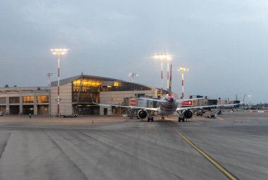 Tel Aviv, İsrail, 11 Mayıs 2024: Akıllı Kanatlar uçağının penceresinden İsrail 'in Tel Aviv kentindeki Ben Gurion havaalanının terminaline park etmiş bir uçağa sabahın erken saatlerinde bakmak