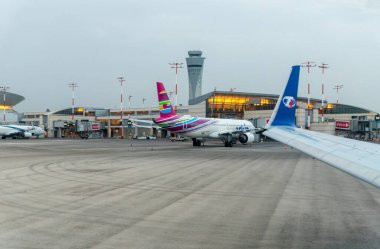 Tel Aviv, İsrail, 11 Mayıs 2024: İsrail, Tel Aviv 'deki Ben Gurion havaalanı terminalindeki Smart Wings uçağının penceresinden sabah görüşü