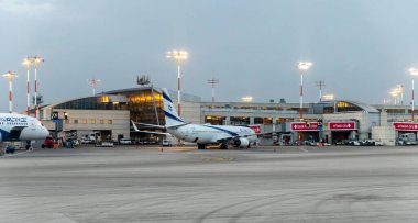Tel Aviv, İsrail, 11 Mayıs 2024: İsrail, Tel Aviv 'deki Ben Gurion havaalanının terminalindeki Smart Wings uçağının penceresinden sabah görüşü