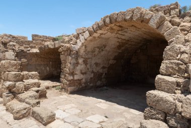 İsrail 'in kuzeyindeki Sezaryen Kalesi' nin antik bölümündeki Hipodrom 'daki malzeme odalarının kısmen korunmuş kalıntıları.