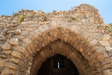 İsrail 'in kuzeyindeki Caesarea kalesinin antik bölümünün harap olmuş taş girişi.