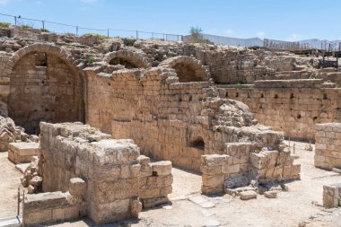 İsrail 'in kuzeyindeki Caesarea kalesinin antik bölümündeki şehir içi binaların kalıntıları.