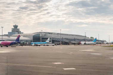 Prag, Çek Cumhuriyeti, 11 Mayıs 2024: Çek Cumhuriyeti 'ndeki Prag havaalanı terminalinde park halindeki uçakların Smart Wings uçağının penceresinden sabahın erken saatlerinde görüntüsü