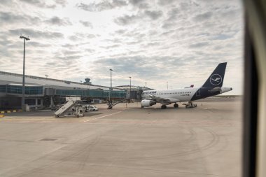 Prag, Çek Cumhuriyeti, 11 Mayıs 2024: Çek Cumhuriyeti 'nin Prag havaalanı terminalinde park etmiş Lufthansa uçağının Smart Wings uçağının penceresinden sabah manzarası