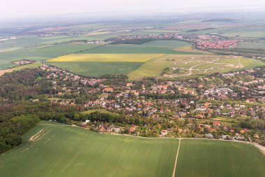 Sabahın erken saatlerinde Çek Cumhuriyeti 'nin Prag banliyöleri üzerinde uçan uçakların penceresinden bakın.