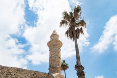 İsrail 'in kuzeyindeki Caesarea kalesinin seddi üzerinde camiden kalma iyi korunmuş taş minare.