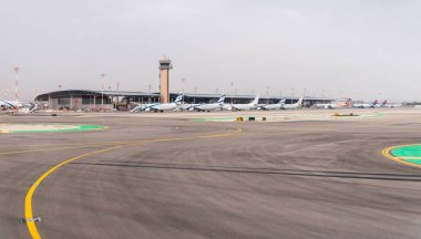 Tel Aviv, İsrail, 11 Mayıs 2024, Tel Aviv, Tel Aviv 'deki Ben Gurion havaalanının terminalindeki Smart Wings uçağının penceresinden sabah görüşü