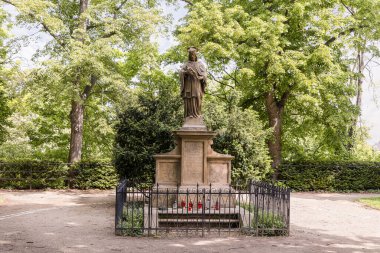 Prag, Çek Cumhuriyeti, 11 Mayıs 2024: Çek Cumhuriyeti 'ndeki Visegrad Garden' da Nepomuk Aziz John Heykeli