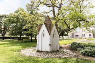 Çek Cumhuriyeti Prag 'da Visegrad Garden' da küçük bir sunak