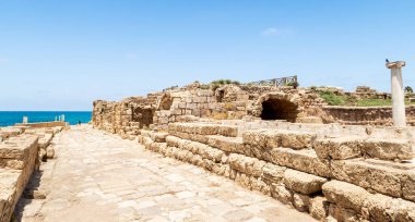 İsrail 'in kuzeyindeki Caesarea kalesinin antik bölümündeki Hipodrom' da kısmen korunmuş malzeme odalarının kalıntıları.