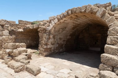 İsrail 'in kuzeyindeki Sezaryen Kalesi' nin antik bölümündeki Hipodrom 'daki malzeme odalarının kısmen korunmuş kalıntıları.