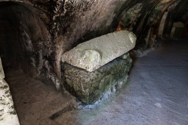 İsrail 'in kuzeyindeki Kiryat Tivon şehrinin yakınlarındaki Beit Shearim Mezarlığı' ndaki en iyi korunmuş taş lahitlerden biri.