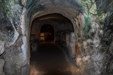 İsrail 'in kuzeyindeki Kiryat Tivon kenti yakınlarındaki Beit Shearim Mezarlığı' nın antik mezarlığına koridorlar arasında geçiş.