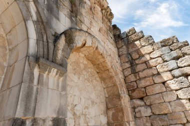 İsrail 'in kuzeyindeki Kiryat Tivon şehrinin yakınlarındaki Beit Shearim Mezarlığı' nın antik mezarlığının ana girişinin iyi korunmuş taş kemerleri.