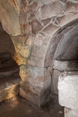 İsrail 'in kuzeyindeki Kiryat Tivon şehrinin yakınlarındaki Beit Shearim Mezarlığı' nın antik mezarlarından birinde kemerli bir kolon.