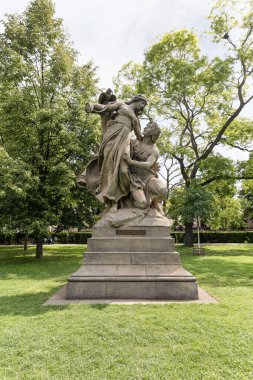 Prag, Çek Cumhuriyeti, 11 Mayıs 2024: Çek Cumhuriyeti 'ndeki Visegrad Garden' da Çek tarihinden Tstirad ve Sarka Anıtı