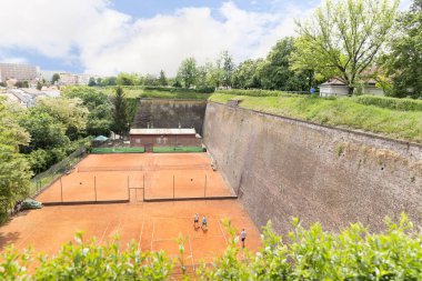 Prag, Çek Cumhuriyeti, 11 Mayıs 2024: Çek Cumhuriyeti 'nin Prag bölgesindeki Visegrad bölgesinin kale duvarı altında tenis kortları kurulmuştur.