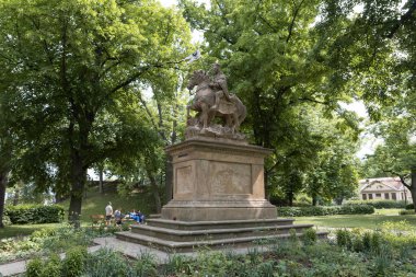Prag, Çek Cumhuriyeti, 11 Mayıs 2024: Çek Cumhuriyeti Prag Visegrad bölgesindeki Visegrad Garden 'da St Wenceslasis Anıtı