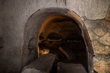 İsrail 'in kuzeyindeki Kiryat Tivon şehrinin yakınlarındaki Beit Shearim Mezarlığı' nın antik mezarlıklarına defnedilen salonlardan biri.