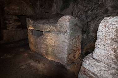 İsrail 'in kuzeyindeki Kiryat Tivon kenti yakınlarındaki Beit Shearim Mezarlığı' nın antik mezarlığına taş oyma süslemeleri yapıldı.