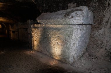 İsrail 'in kuzeyindeki Kiryat Tivon şehrinin yakınlarındaki Beit Shearim Mezarlığı' nın antik mezarında bir avcının mezarına taş oyma süslemeleri yapıldı.