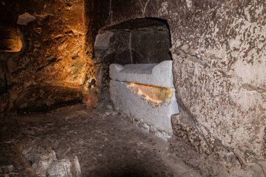 İsrail 'in kuzeyindeki Kiryat Tivon şehrinin yakınlarındaki Beit Shearim Mezarlığı' na yıkılmış bir duvar ile defin.