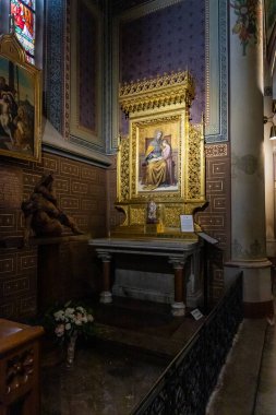 Prag, Çek Cumhuriyeti, 11 Mayıs 2024: Çek Cumhuriyeti 'nin Vysehrad ilçesindeki Aziz Peter ve Paul Bazilikası' nın yan koridorlarında büyük bir simge