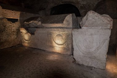 İsrail 'in kuzeyindeki Kiryat Tivon şehrinin yakınlarındaki Beit Shearim Mezarlığı' nın antik mezarlarına taş oyma süslemeleri yapıldı.