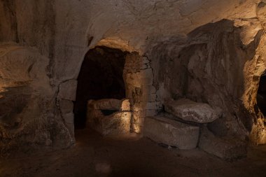 İsrail 'in kuzeyinde Kiryat Tivon şehrinin yakınlarındaki Beit Shearim Mezarlığı' nın koridorları arasındaki geçitte birkaç lahit duruyor.