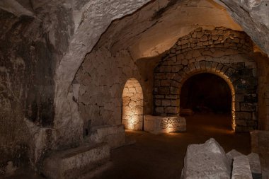 İsrail 'in kuzeyindeki Kiryat Tivon şehrinin yakınlarındaki Beit Shearim Mezarlığı' ndaki mezar odalarından biri.