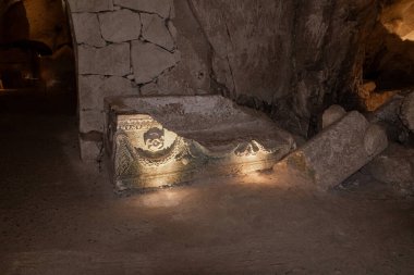 Harap olmuş lahit İsrail 'in kuzeyindeki Kiryat Tivon şehrinin yakınlarındaki Beit Shearim Necropolis antik mezarlığında duruyor.