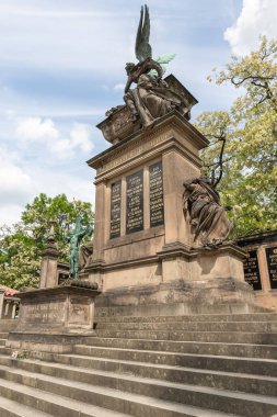 Prag, Çek Cumhuriyeti, 11 Mayıs 2024: Çek Cumhuriyeti 'nin Prag kentindeki Visegrad' daki ünlü mezarlığında heykellerle süslenmiş