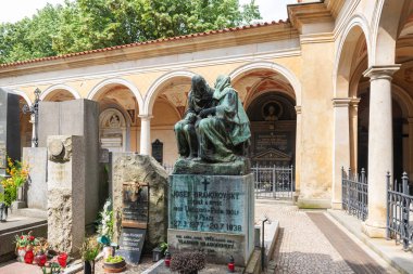 Prag, Çek Cumhuriyeti, 11 Mayıs 2024: Çek Cumhuriyeti 'nin Prag kentindeki Visegrad' da, ünlü bir çiftin mezarlığında oturan bir çiftle mezar süslenmiş