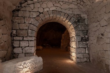 İsrail 'in kuzeyindeki Kiryat Tivon şehrinin yakınlarındaki Beit Shearim Mezarlığı' nın koridorları arasındaki taş kemerli geçit.