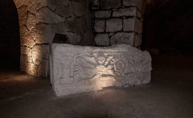 İsrail 'in kuzeyindeki Kiryat Tivon şehrinin yakınlarındaki Beit Shearim Mezarlığı' na yapılan cenaze törenlerine taş oyma süslemeleri yapıldı.