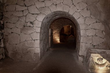 İsrail 'in kuzeyindeki Kiryat Tivon şehrinin yakınlarındaki Beit Shearim Mezarlığı' nın eski koridorları arasındaki taş kemerli geçit.