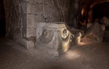 Harap olmuş lahit İsrail 'in kuzeyindeki Kiryat Tivon şehrinin yakınlarındaki Beit Shearim Mezarlığı' nın antik mezarlığında duruyor.